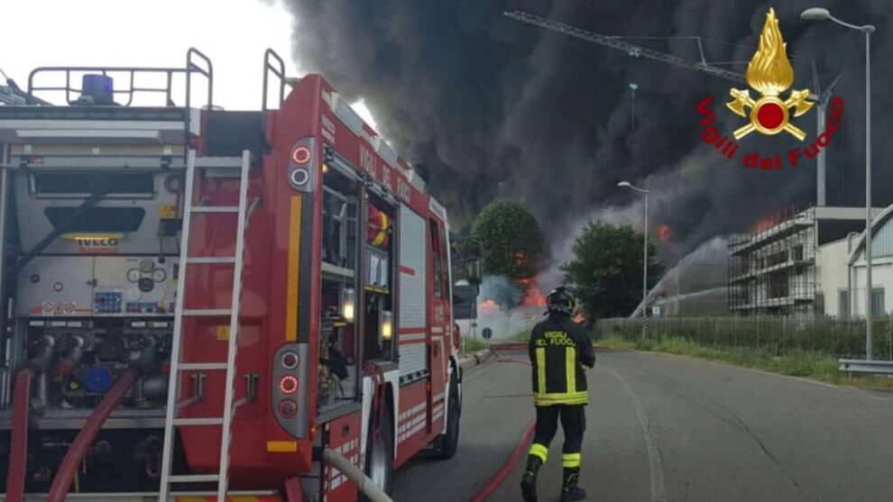 Grave Incendio Nel Vicentino In Una Fabbrica Di Vernici Rischio Di