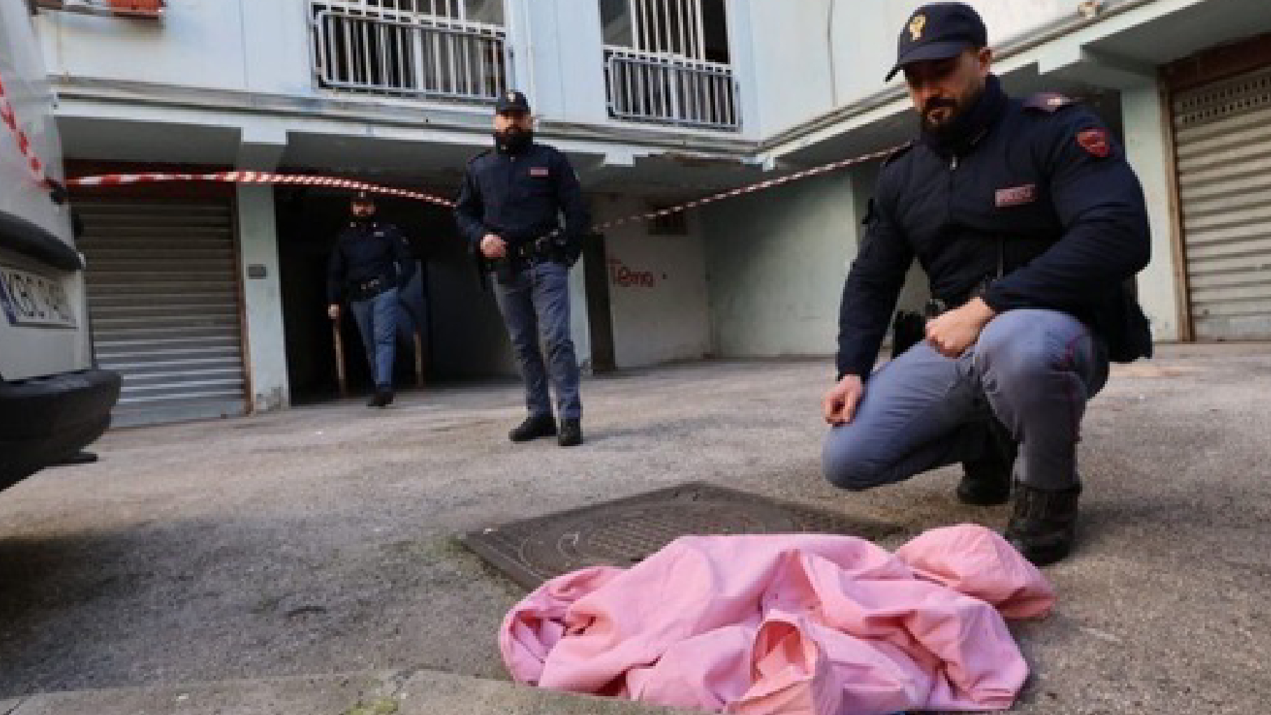 Napoli Killer Entrano In Casa Per Fuggire Si Lancia Dal Balcone