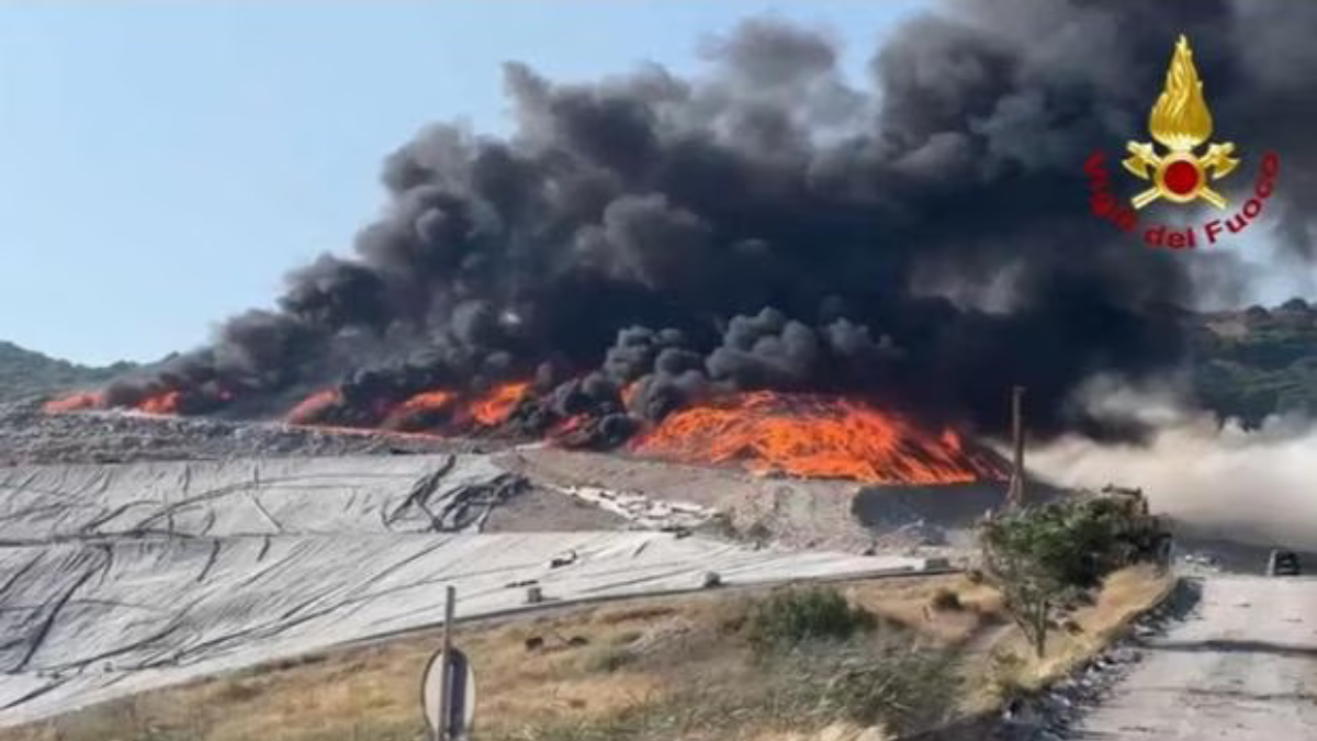 Grande Incendio Nella Discarica Di Palermo Soccorsi Al Lavoro Da Ore E