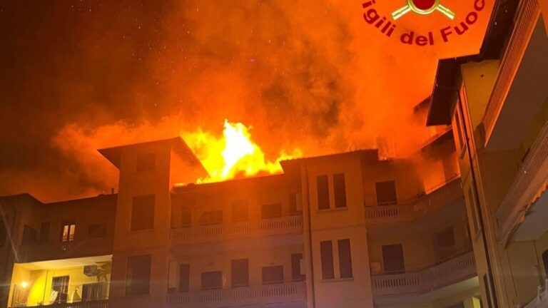 Milano Incendio In Un Palazzo A Corsico I Condomini Fuggono