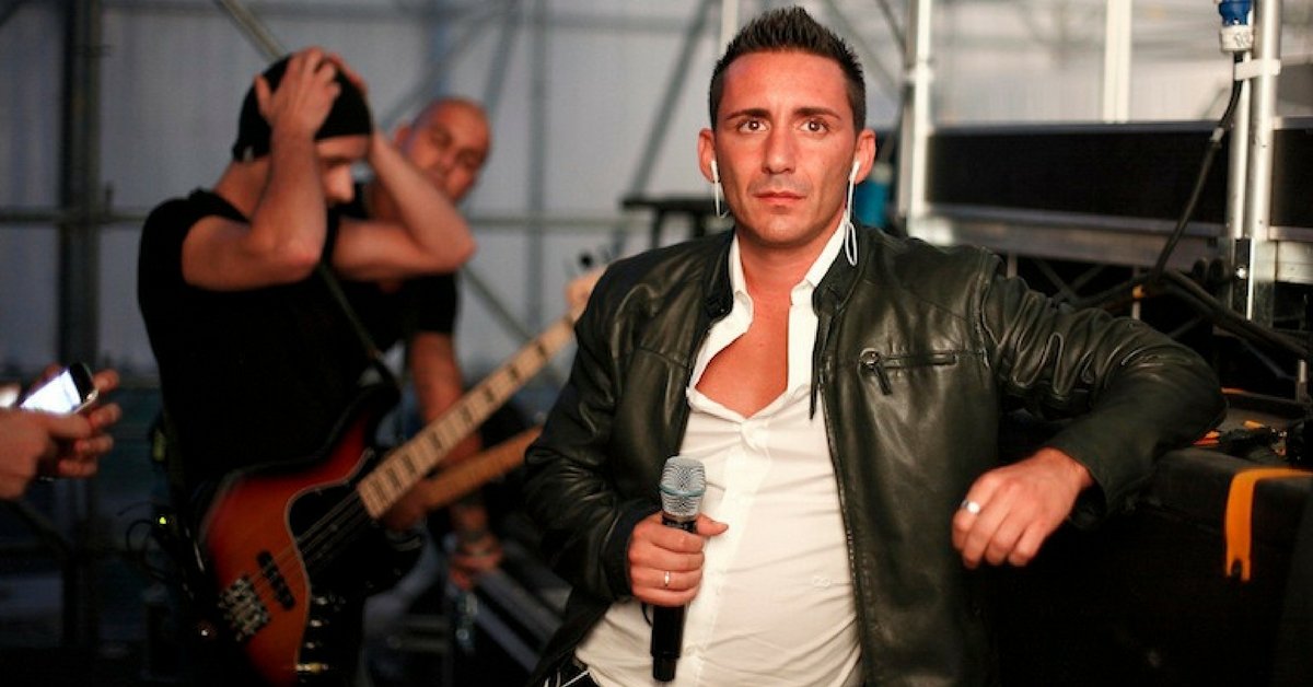 Kekko Silvestre ricorda Vito ‘Cash’ Cascella a Sanremo: un omaggio sul palco dell’Ariston