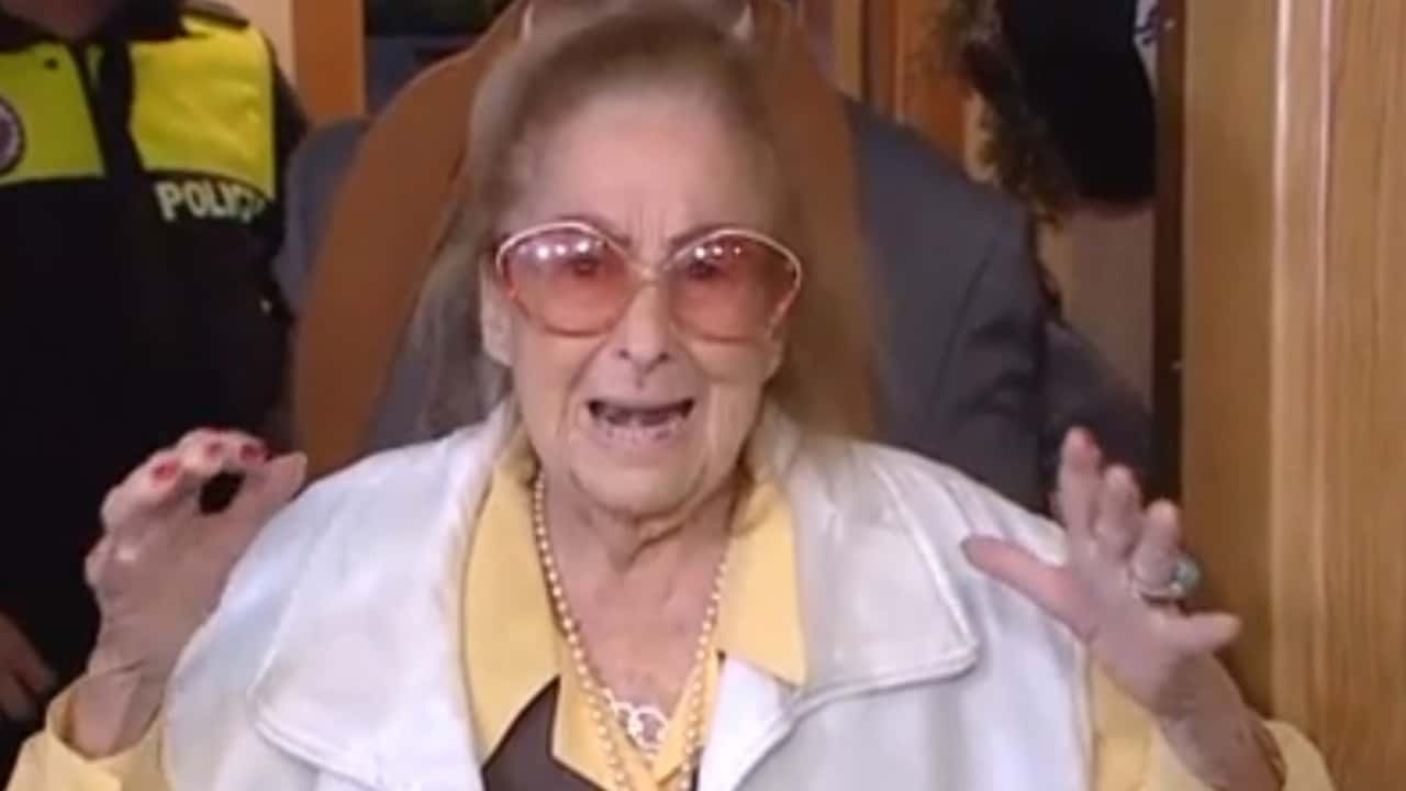Sfratta la nonna di 99 anni: dopo una notte al freddo va in ipotermia