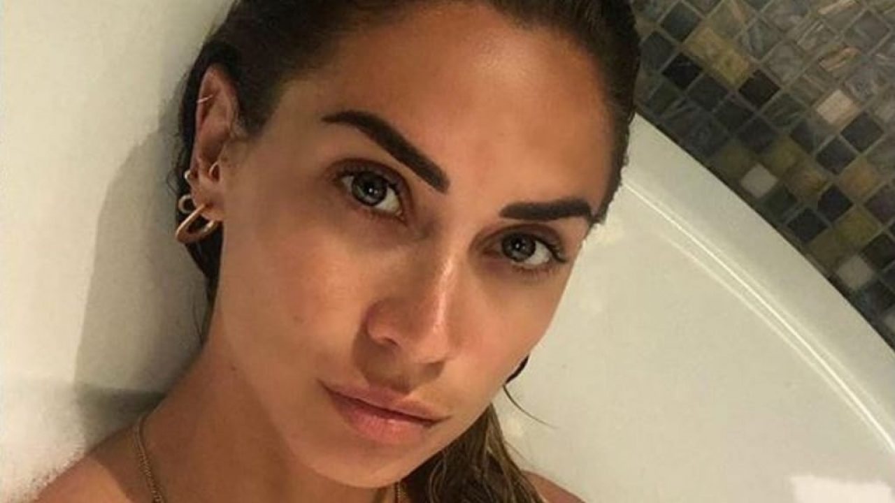 Melissa Satta Gli Scatti Hot Al Mare Incantano Ma Il Tempo Non E Clemente