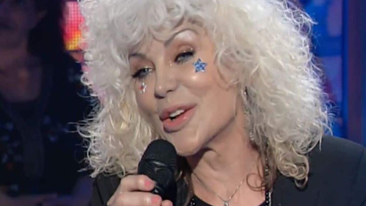 Donatella Rettore Una Vita Dedicata Alla Musica I Successi Discografici E Le Esperienze A Sanremo