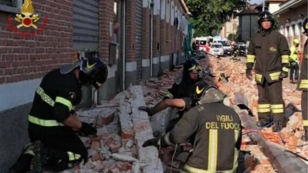 i vigili del fuoco scavano tra le macerie ad Albizzate (Varese)