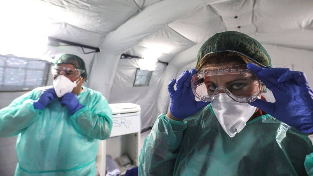 personale sanitario combatte il coronavirus