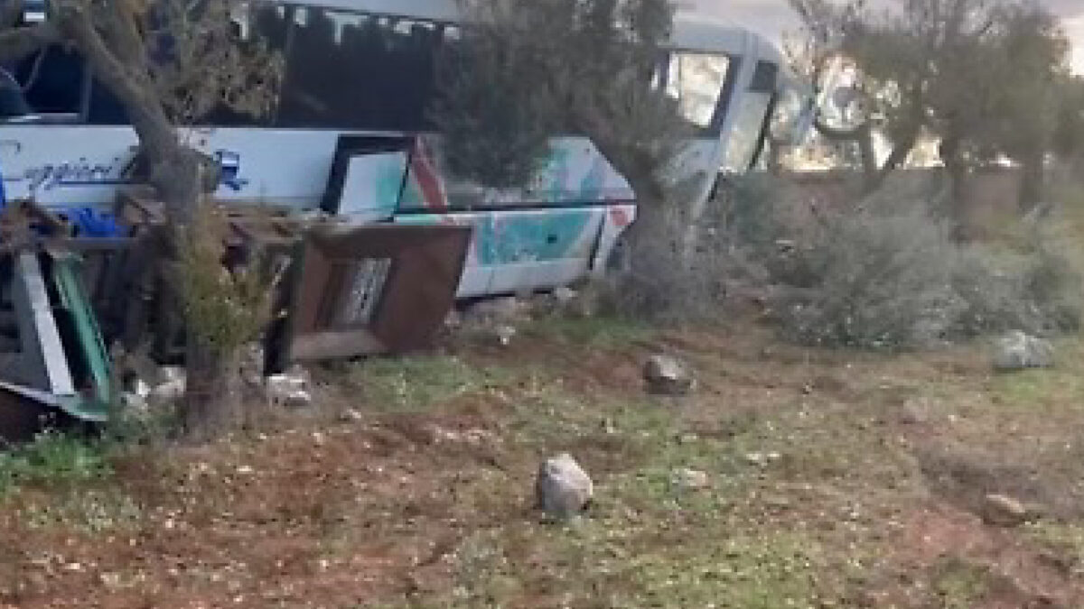 Tragico Incidente, Bus Carico Di Studenti Si Schianta Su Un Trattore ...