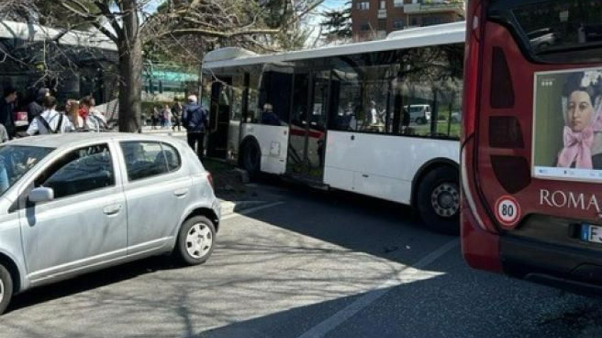 Scontro Tra Due Bus A Roma | Impatto Violentissimo | 15 Feriti | Grave ...