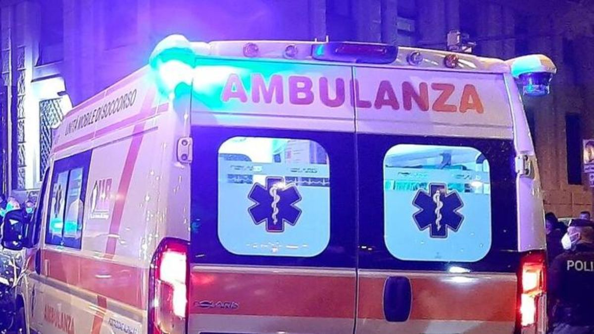 Incidente tra un’auto e una bici in centro a Milano: morto un 63enne