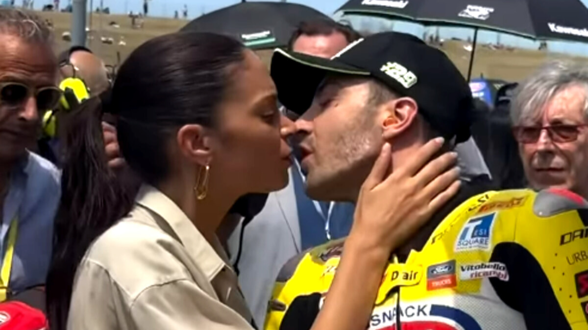 Elodie e Andrea Iannone: bacio in pista prima della partenza del Gp moto