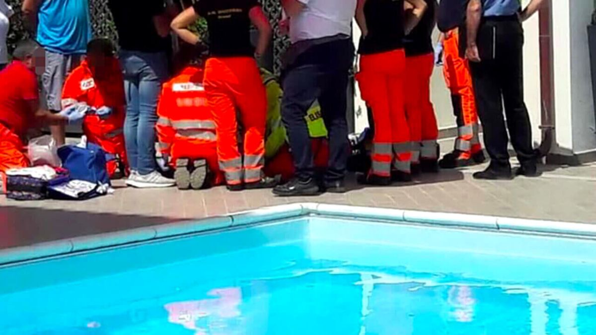 Bambina di 11 anni trovata sul fondo della piscina in arresto cardiaco: è grave