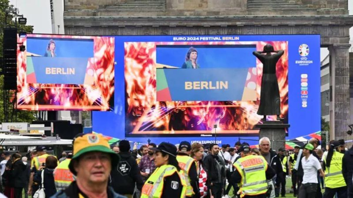 Allarme terrorismo agli Europei: tifosi evacuati alla Porta di Brandeburgo, c’è un arresto