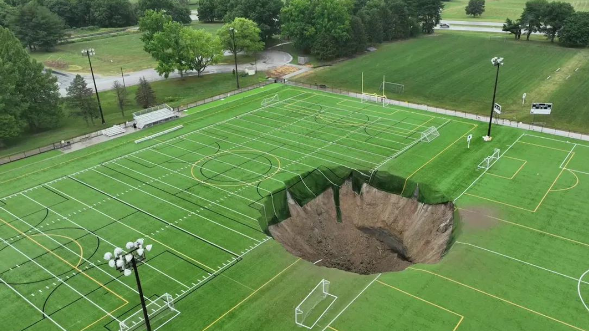 Usa, enorme voragine si apre in un campo da calcio: immagini impressionanti