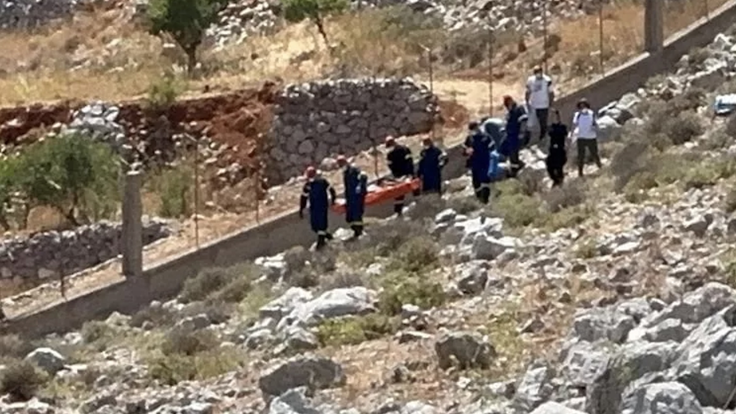 Grecia, cinque turisti morti e tre dispersi: “Facevano escursioni nelle ore torride”