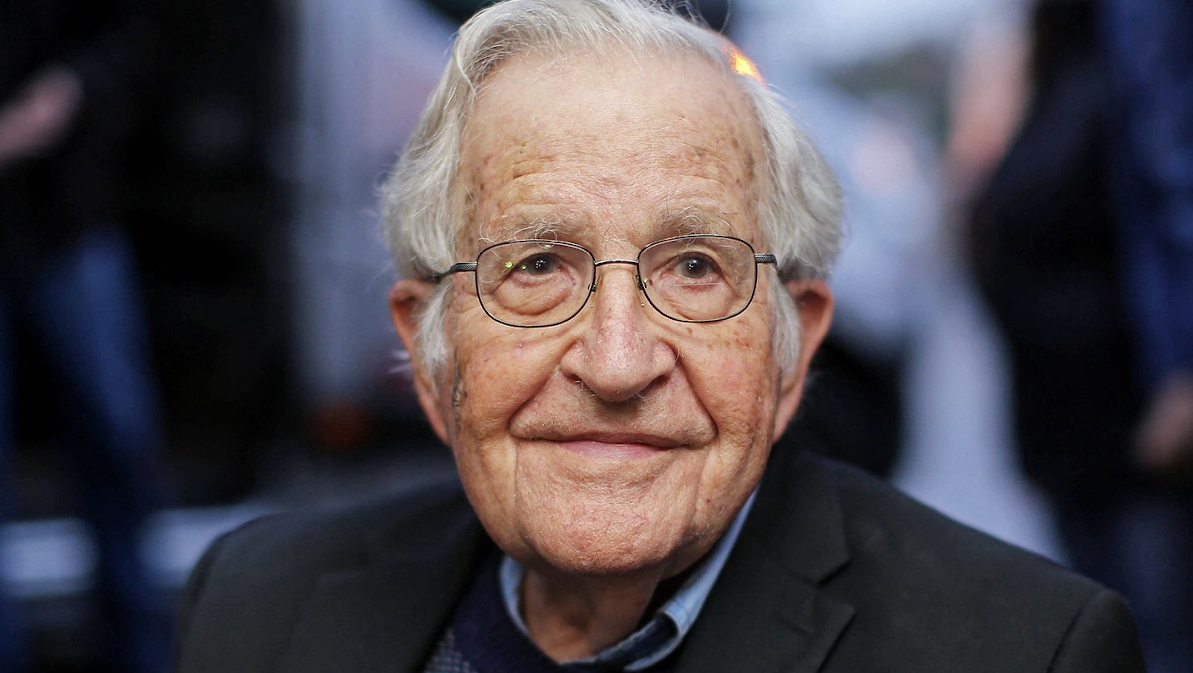Addio a Noam Chomsky, il famoso intellettuale aveva 95 anni