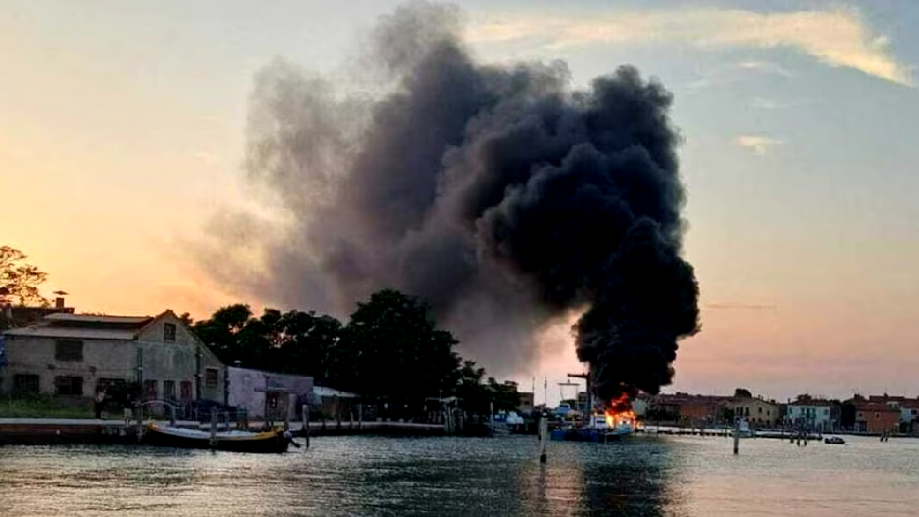 Venezia, esplosione e incendio: in fiamme due barche per turisti