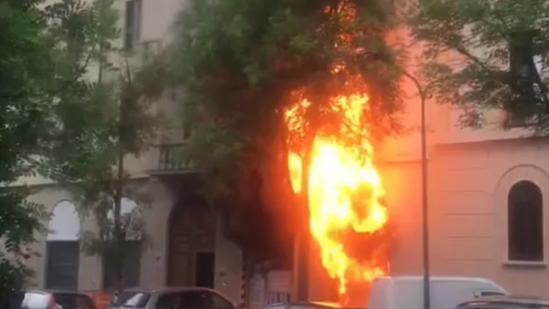 Milano, incendio devasta condominio: morti e feriti