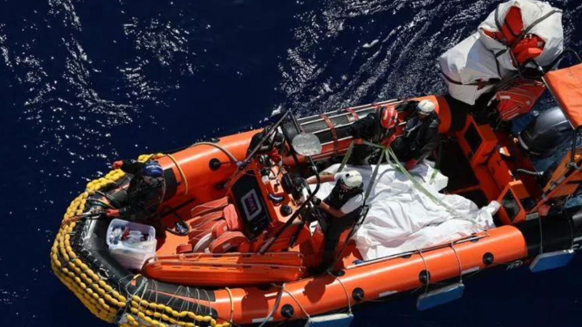 Mediterraneo di sangue, 11 corpi avvistati da Sea Watch: nessuna reazione delle autorità per recuperarli