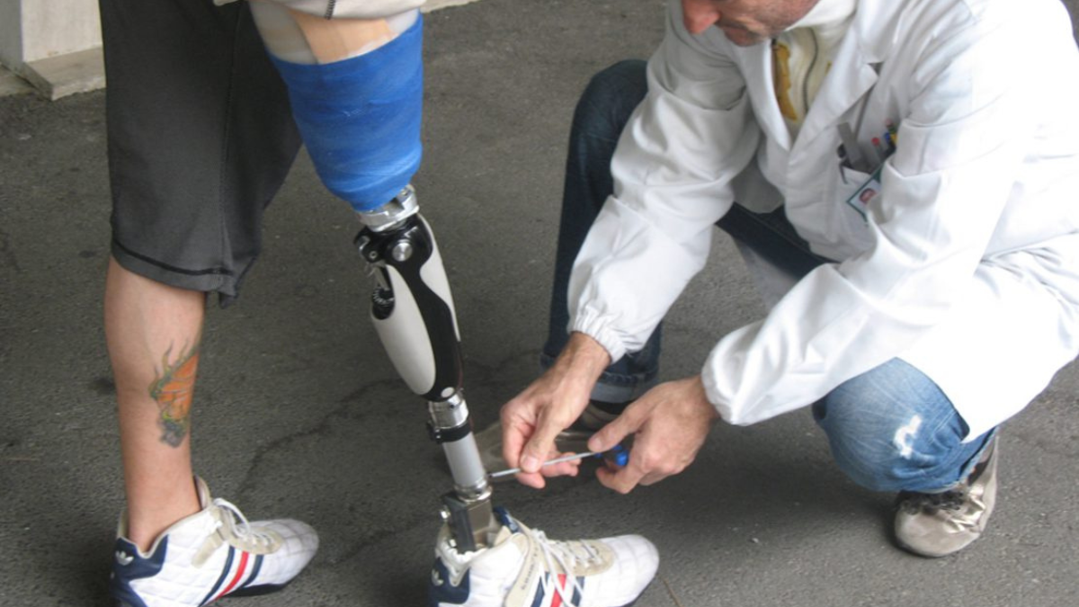 La prima gamba bionica comandata dal cervello: i primi test