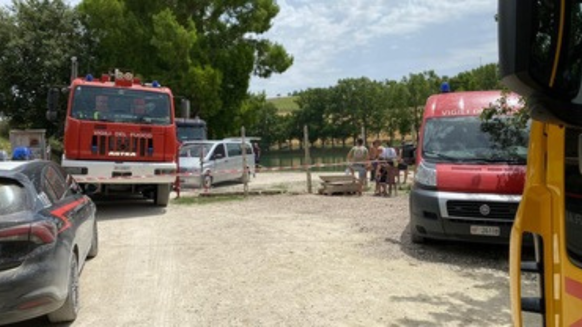 Un’auto finisce in un laghetto a Montefano: coppia di anziani muore, si sospetta un gesto volontario