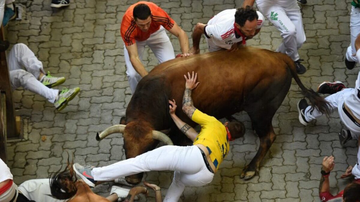 Pamplona, la follia della corsa dei tori tra feriti e polemiche