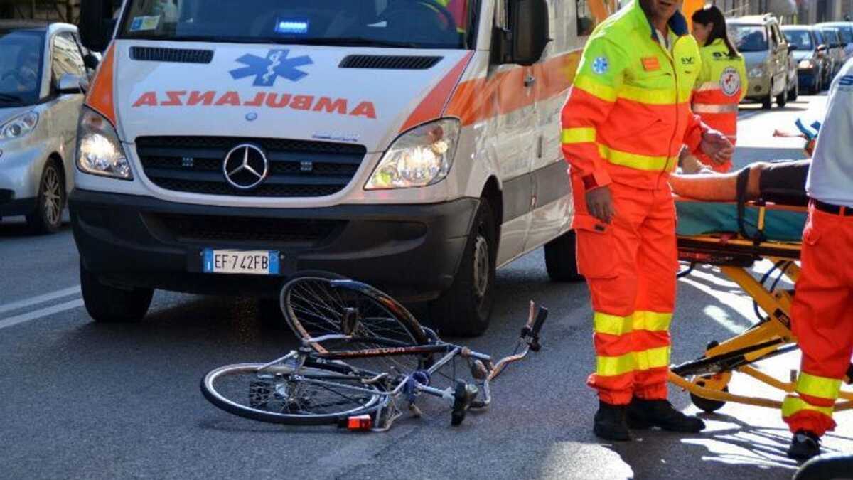Incidente fatale a Milano, ciclista si schianta su un autobus e muore. dubbi sulla dinamica