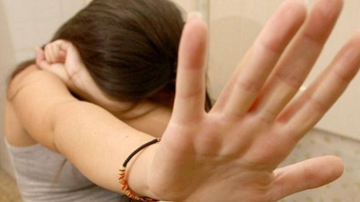 Ragazzina di 15 anni costretta a prostituirsi dal fidanzato: “Venduta per 20 euro”