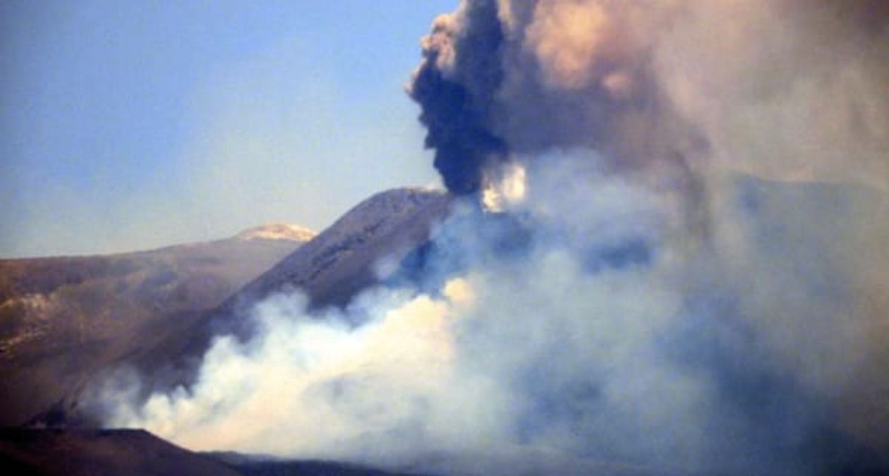 Etna, eruzione in corso: cenere anche su Catania, possibile stop agli spostamenti aerei
