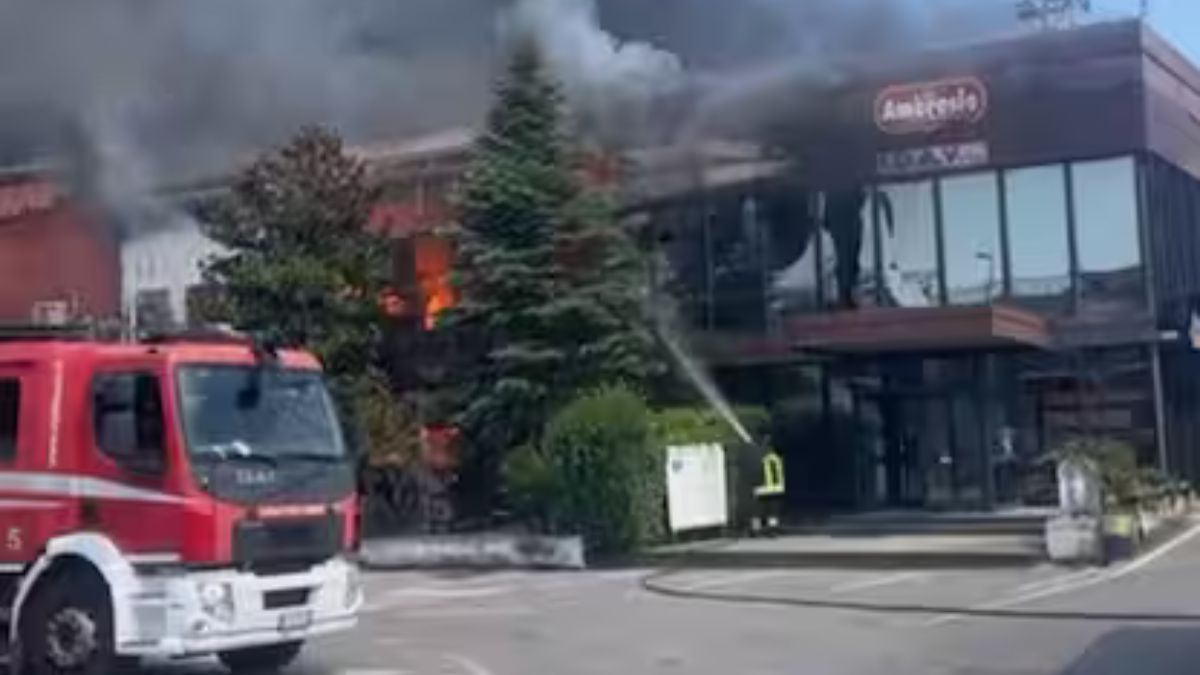 Incendio nel Napoletano, va a fuoco uno stabilimento dolciario: il VIDEO