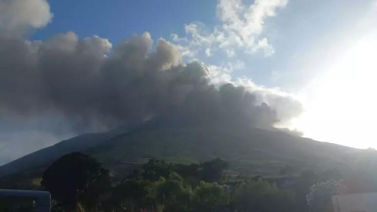 Stromboli, nuova esplosione registrata dall’Ingv: alta nube e ricaduta di cenere