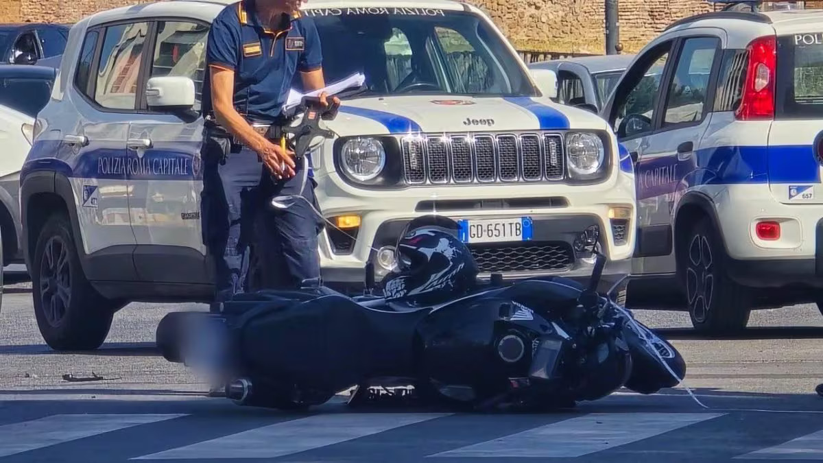 Roma, donna 32enne investe uomo in moto e scappa via, arrestata