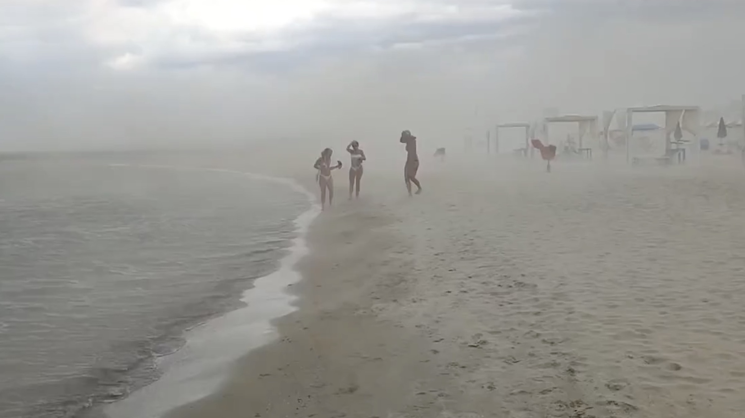 Rimini, tempesta di sabbia in spiaggia: i bagnini hanno salvato i turisti VIDEO
