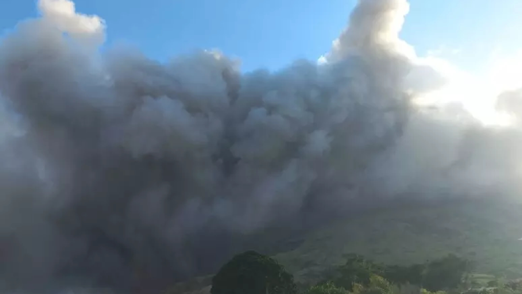 Stromboli, intensa nube cenere lavica su sciara del fuoco
