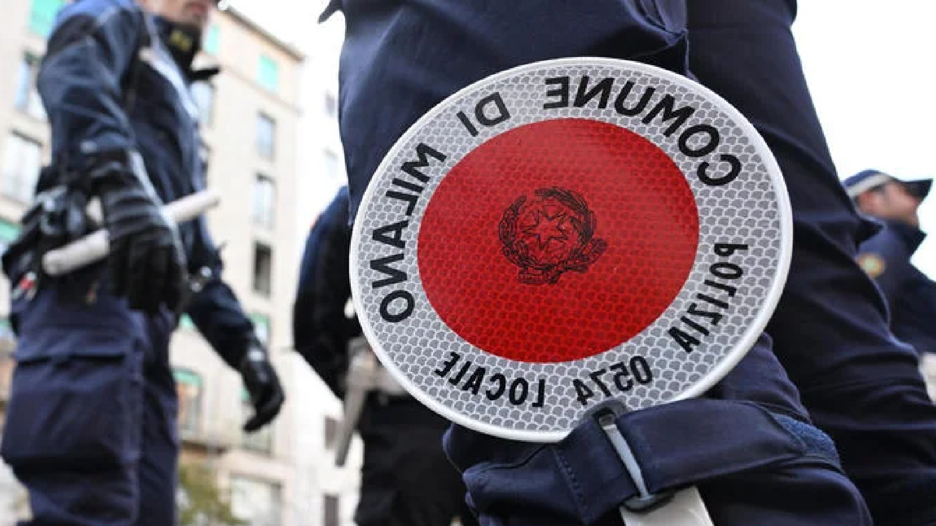Branco di giovani attacca una pattuglia della Polizia a Milano
