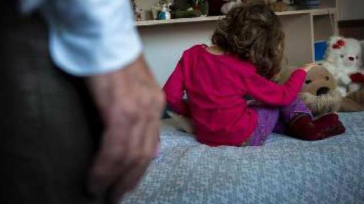 Orrore nell’Avellinese, nonno violenta le nipotine: la mamma era d’accordo
