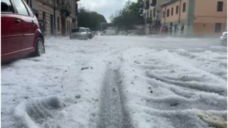 Torino Tempesta Di Ghiaccio Chicchi Di Grandine Enormi Alberi Sulle