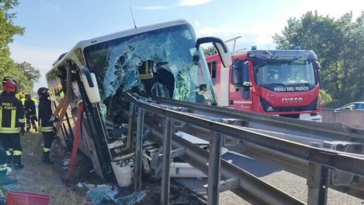 Pullman si schianta in autostrada: decine di coinvolti. Tutto bloccato