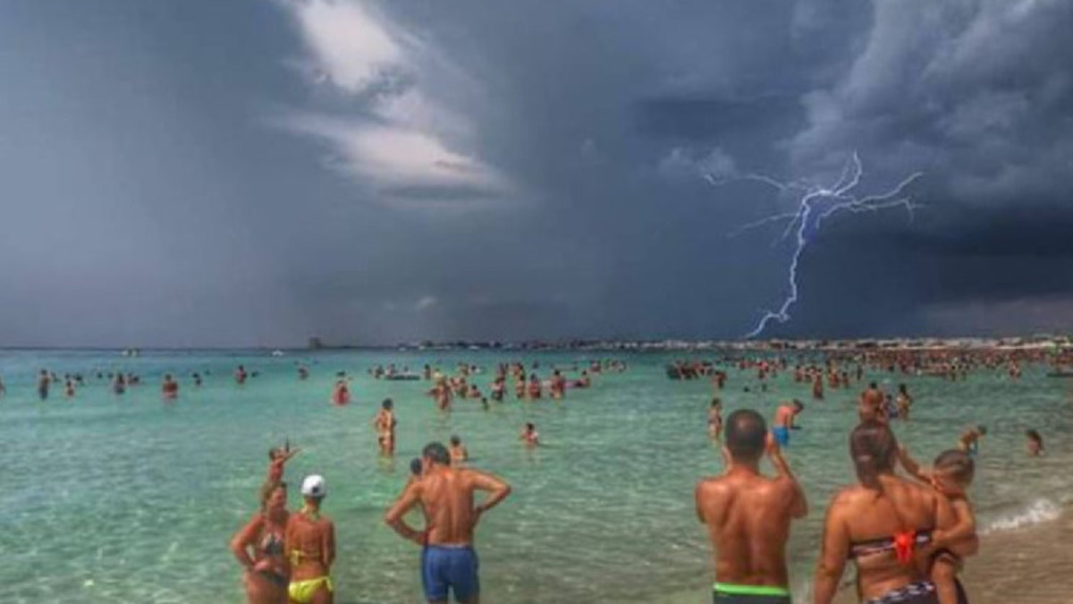 Fulmine colpisce spiaggia di Alba Adriatica: tre bagnanti feriti
