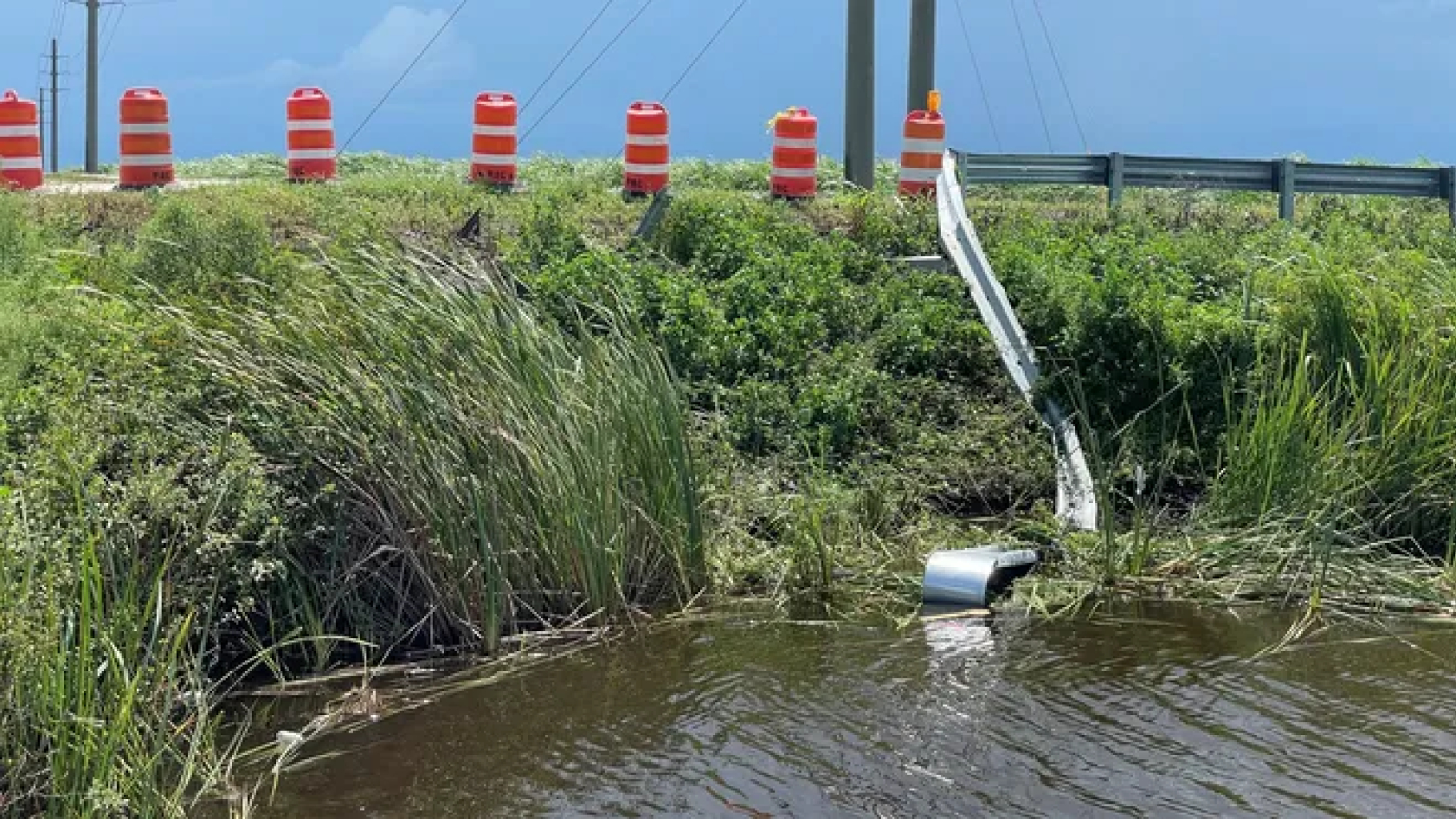 Auto si schianta su guardrail e finisce nel canale: è strage di bambini. 9 morti