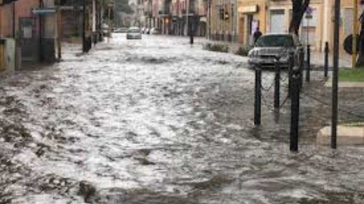 Cagliari sotto l’acqua: strade allagate e disagi all’aeroporto