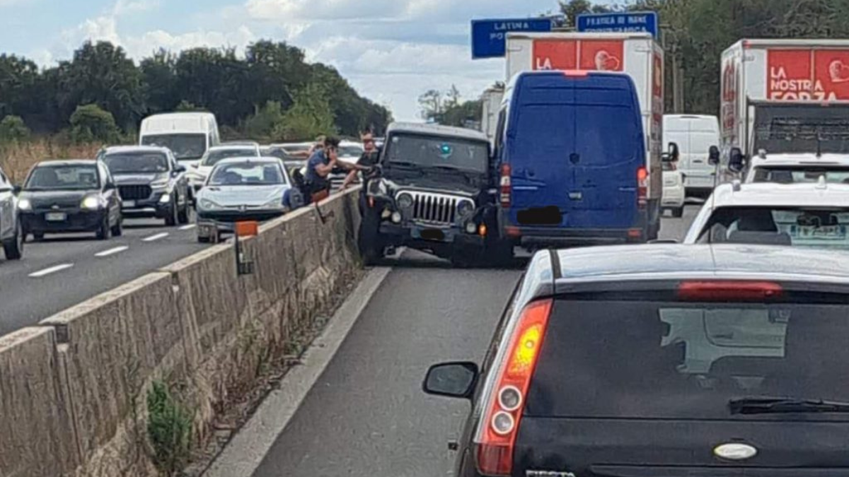 Contromano sulla Pontina per 17 km: la folle corsa finisce contro il guardrail