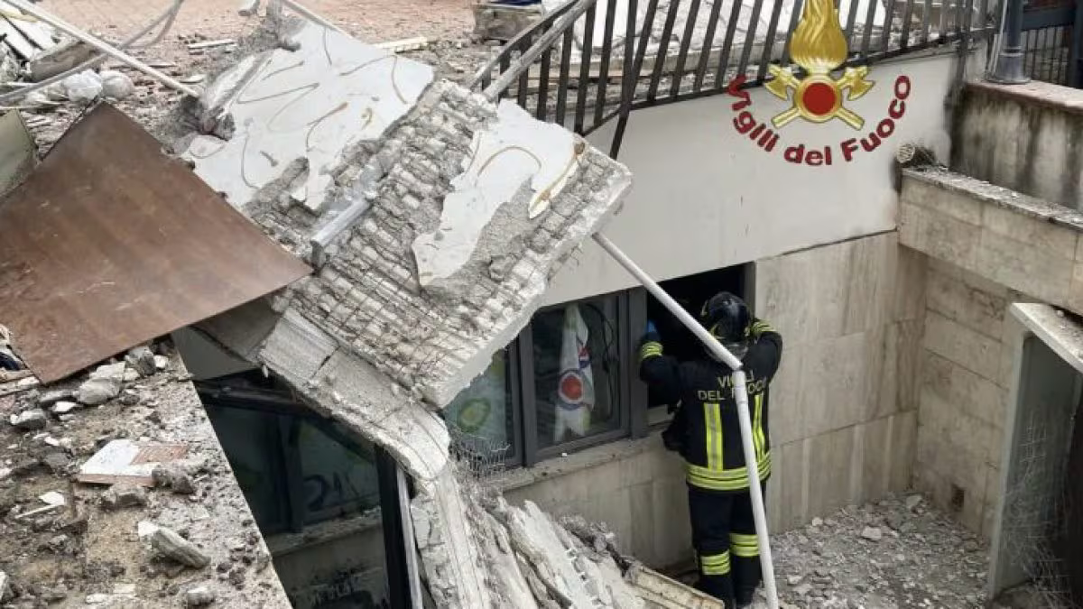 Esplosione per fuga di gas in una palazzina a Roma: c’è un ferito grave