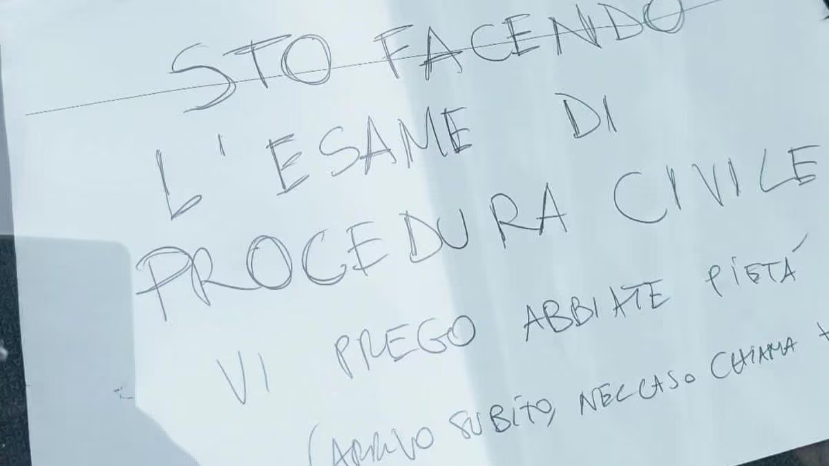 Parcheggia (male) l’auto e lascia un biglietto: “Sto facendo un esame, vi prego abbiate pietà”