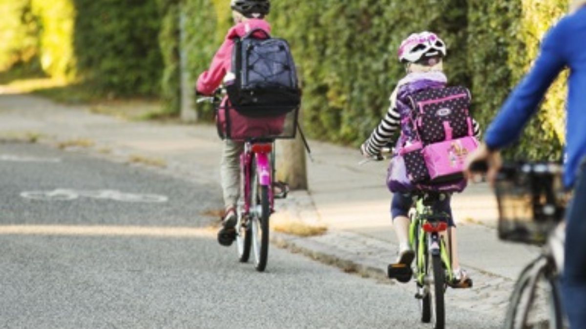 Bambina travolta da un’auto mentre va a scuola in bicicletta