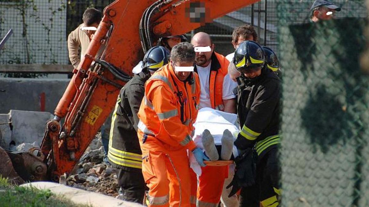 Si ribalta il cancello del capannone: operaio di 60 anni muore schiacciato