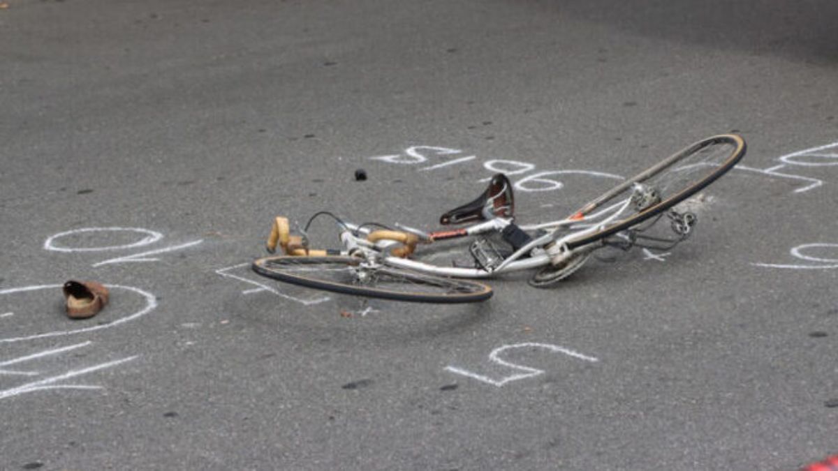 Ciclista di 27 anni travolto da un’auto: morto sul colpo