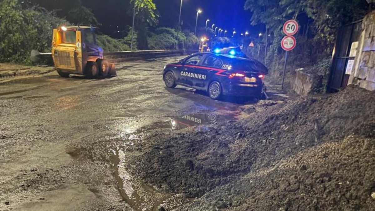 Frana sulla strada provocata dalla pioggia: 20 persone evacuate