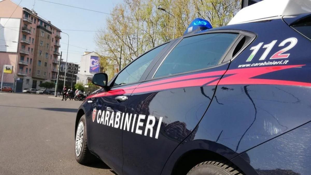 Turate, agguato shock in strada: colpi di pistola da una moto contro un’auto, ferite due persone