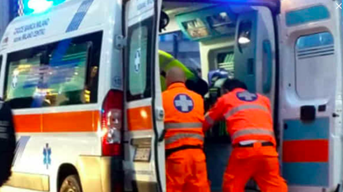 Bimbo di 2 anni cade dal balcone: è in gravi condizioni