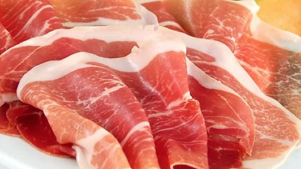 Peste suina in otto regioni, paura per il prosciutto: “Siamo al collasso”